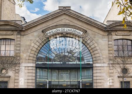 Paris, France, 2023. La façade vitrée du Pavillon de l'Arsenal, Centre d'architecture et d'urbanisme parisien, dans le 4e arrondissement Banque D'Images