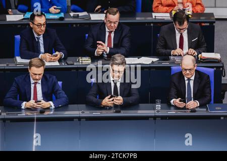 Berlin, Allemagne . 13 décembre 2023. (VH, RL) OLAF Scholz (SPD), chancelier fédéral, Robert Habeck (Buendnis 90/les Verts), ministre fédéral de l'économie et de la protection du climat et vice-chancelier, Christian Lindner (FDP), ministre fédéral des Finances, Wolfgang Schmidt (SPD), chef de la chancellerie fédérale, Boris Pistorius (SPD), ministre fédéral de la Défense, et CEM Oezdemir (Buendnis 90/les Verts), ministre fédéral de l'Agriculture et de l'alimentation, lors d'une réunion du Bundestag allemand à Berlin, le 13 décembre 2023. Crédit : dpa/Alamy Live News Banque D'Images