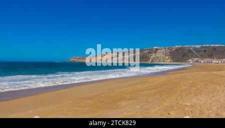 Vue panoramique sur la plage principale (Praia de Nazare) à Nazare, Portugal Banque D'Images