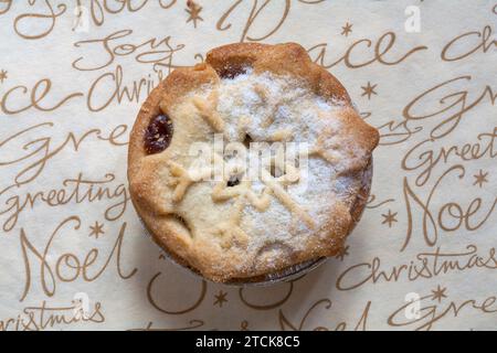 Tesco Finest Rich & Decadent 6 tous les beurre pâte à tarte hachée ensemble sur serviette de Noël Banque D'Images