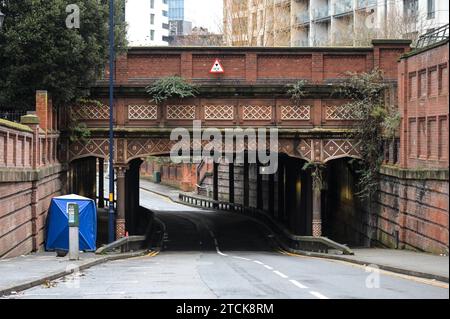 Holliday Street, Birmingham 13 décembre 2023 - les routes proches du centre-ville de Birmingham restent bouchées pendant plus de 30 heures car un homme reste à l'hôpital dans un «état grave» après qu'il a été trouvé «grièvement blessé» dans le centre-ville près de la bande de discothèque, Broad Street et le bureau d'enregistrement de la ville. La police a assisté à la scène pour la première fois à 3:20am le mardi 12 décembre et a placé un grand cordon enjambant à la fois Holliday Street où une tente bleue a été érigée sur un chemin et Gas Street qui est parallèle au-dessus. Crédit : Arrêter Press Media/Alamy Live News Banque D'Images