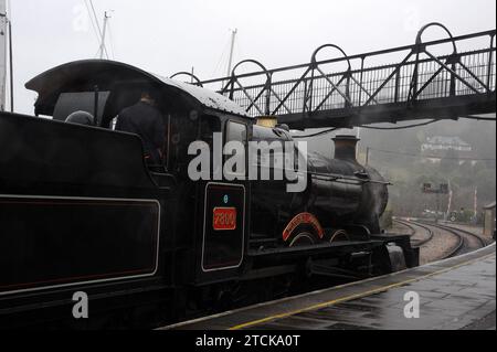 « Lydham Manor » (en cours d'exécution comme pionnier de classe 7800 « Torquay Manor ») à la gare de Kingjure. Banque D'Images