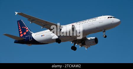 Tenerife, Espagne 9 décembre 2023. Airbus A320-214 Brussels Airlines vole dans le ciel bleu. Atterrissage à l'aéroport de Tenerife Banque D'Images