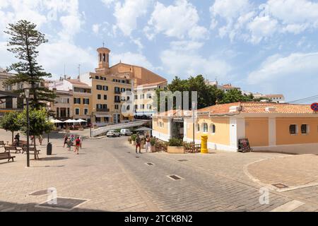 Confortable ville intérieure de Mahon avec une vue sur l'Iglesia de Santa Maria - l'église Sainte-Marie. Banque D'Images