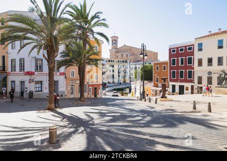 Confortable ville intérieure de Mahon avec une vue sur l'Iglesia de Santa Maria - l'église Sainte-Marie. Banque D'Images