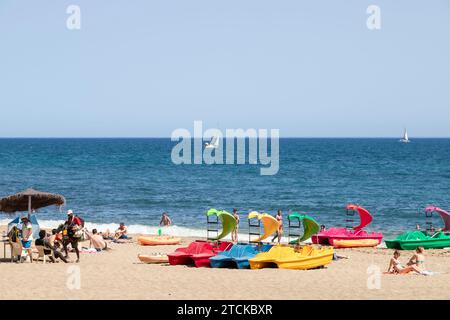 Les touristes apprécient la plage de la station balnéaire de Marbella en Espagne. Banque D'Images