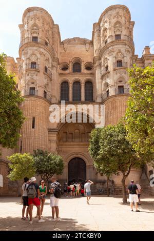 Les touristes attendent à l'entrée de la cathédrale de Malaga ou du Santa Iglesia Catedral Basílica de la Encarnación. Banque D'Images