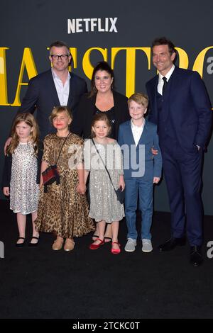 Bradley Cooper mit Tochter Lea de Seine Shayk Cooper und Gästen beim projection spéciale des films Netflix Maestro im Academy Museum of Motion Pictures. Los angles, 12.12.2023 *** Bradley Cooper avec sa fille Lea de Seine Shayk Cooper et des invités à la projection spéciale du film Netflix Maestro à l'Academy Museum of Motion Pictures Los angles, 12 12 2023 Foto:xD.xStarbuckx/xFuturexImagex maestro 3245 Banque D'Images