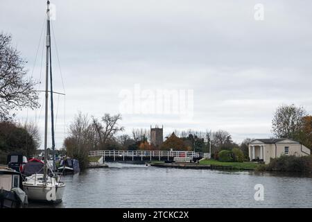 Scène d'automne au Royaume-Uni au pont Splatt sur le canal Gloucester et Sharpness à Frampton sur Severn Banque D'Images
