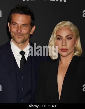 LOS ANGELES, CALIFORNIE - DÉCEMBRE 12 : (G-D) Bradley Cooper et Lady Gaga assistent à l'appel photo de Netflix 'Maestro' Los Angeles à l'Academy Museum of M. Banque D'Images