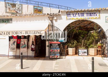 Arène de Mijas dans le centre du village de montagne blanc populaire de Mijas en Espagne Banque D'Images