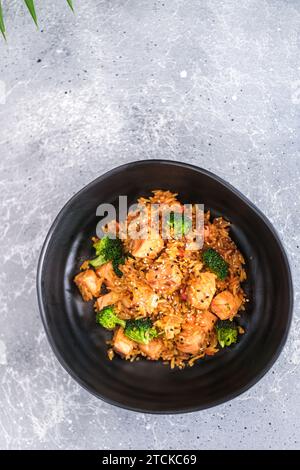 Poisson frit sauté avec du brocoli et du Chili dans un style thaïlandais Banque D'Images