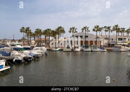 Port dans la station balnéaire de Cala en Bosc sur l'île espagnole de Minorque. Banque D'Images