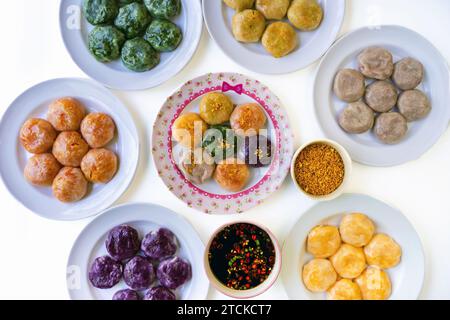 Kuicheai pain cuit à la vapeur. Boulettes à la vapeur farcies de ciboulette d'ail, taro, ignames et pousses de bambou. Pâtisserie Allium tuberosum à la vapeur, Chi à l'ail chinois Banque D'Images