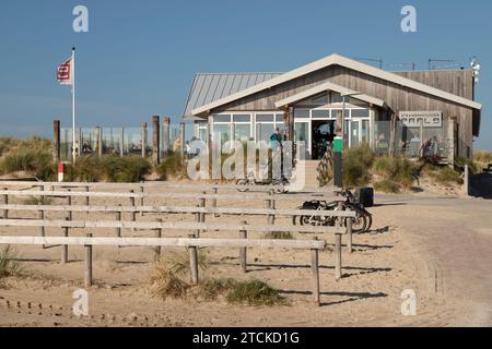 Les touristes profitent de la terrasse du pavillon de plage au pôle 9 sur la plage près de la ville côtière de Den Hoorn sur l'île Wadden de Texel. Banque D'Images