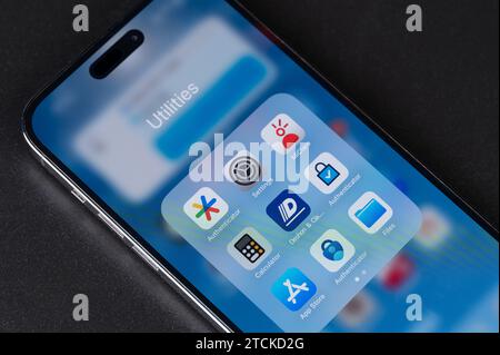 New York, États-Unis - 11 décembre 2023 : application Utilitaires sur le menu iphone en gros plan sur l'écran du smartphone Banque D'Images