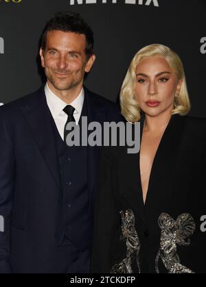 LOS ANGELES, CALIFORNIE - 12 DÉCEMBRE : L-R Bradley Cooper et Lady Gaga assistent à un appel photo du Maestro Los Angeles de Netflix à l'Academy Museum of Motion Pictures le 12 décembre 2023 à Los Angeles, Californie. Droit d'auteur : xJeffreyxMayerx Banque D'Images