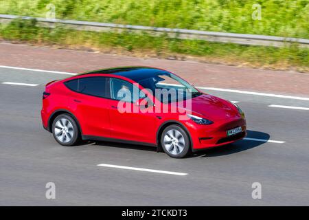 2023 Noir Tesla modèle y long Range AWD 75Dkwh Dual Motor Auto car SUV électricité 373 kW voyageant sur l'autoroute M6 UK Banque D'Images