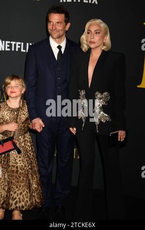 Los Angeles, Californie, États-Unis. 12 décembre 2023. (G-D) Lea de Seine Shayk Cooper, Bradley Cooper et Lady Gaga assistent à l'appel photo de Netflix 'Maestro' Los Angeles à l'Academy Museum of Motion Pictures le 12 décembre 2023 à Los Angeles, en Californie. Crédit : Jeffrey Mayer/JTM photos/Media Punch/Alamy Live News Banque D'Images