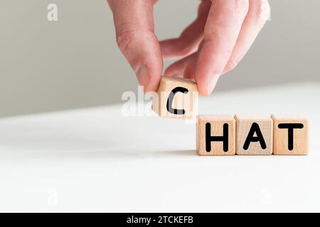 Dans la main de l'homme sont des cubes avec l'inscription - CHAT. Banque D'Images