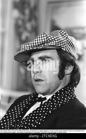 Elton John. Chanteur anglais, auteur-compositeur né en mars 25 1947. Photo portant une casquette à carreaux et une écharpe à carreaux assortie lors d'une visite en Suède 1978 Banque D'Images