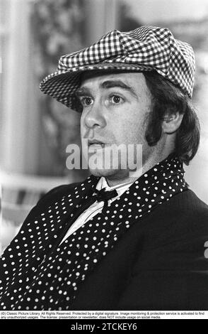 Elton John. Chanteur anglais, auteur-compositeur né en mars 25 1947. Photo portant une casquette à carreaux et une écharpe à carreaux assortie lors d'une visite en Suède 1978 Banque D'Images