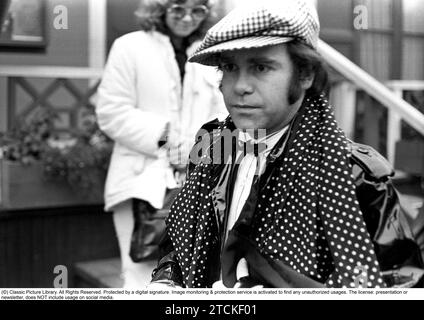 Elton John. Chanteur anglais, auteur-compositeur né en mars 25 1947. Photo portant une casquette à carreaux et une écharpe à carreaux assortie lors d'une visite en Suède 1978 Banque D'Images
