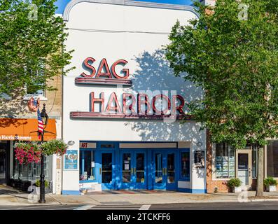 Extérieur avant du cinéma Sag Harbour un jour d'été Banque D'Images