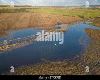 Aberdeenshire. 13 décembre 2023. UK Weather, des filets de ferme inondés récemment semés avec des cultures, mains of Drum Aberdeenshire. Paul Glendell / Alamy Live News Banque D'Images