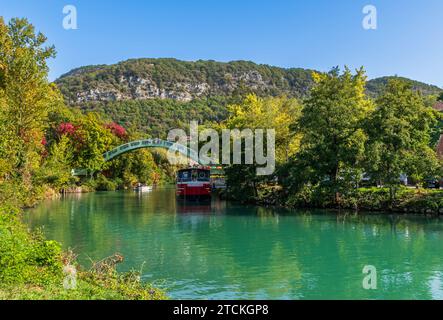 Canal de Savières et le pont piétonnier qui le traverse et mène au village de Chanaz, Savoie, Auvergne Rhône Alpes, France Banque D'Images