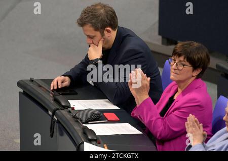 Lars Klingbeil et Saskia Esken dans der 143. Sitzung des Deutschen Bundestages im Reichstagsgebäude. Berlin, 13.12.2023 *** Lars Klingbeil et Saskia Esken à la 143e séance du Bundestag allemand au Reichstag Berlin, 13 12 2023 Foto:XF.xKernx/xFuturexImagex bundestagssitzung143 1007 Banque D'Images