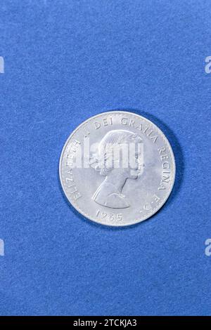 pièce de 1965 queen elizabeth isolée sur fond bleu de studio Banque D'Images