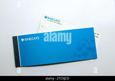 barclays chèque bancaire chéquier isolé sur fond blanc de studio Banque D'Images