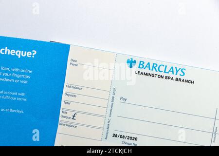 barclays chèque bancaire chéquier isolé sur fond blanc de studio Banque D'Images