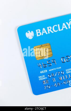 gros plan plastique barclays visa connect carte de débit isolé sur fond de studio blanc (détails modifiés) Banque D'Images