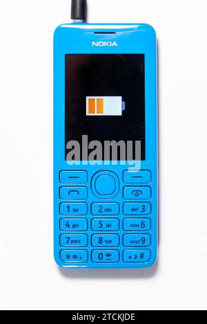 Vintage bleu Nokia 206 téléphone mobile cellulaire isolé sur fond de studio blanc isolé sur fond de studio blanc symbole de batterie faible Banque D'Images
