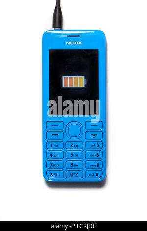 Vintage bleu Nokia 206 téléphone portable cellulaire isolé sur fond de studio blanc isolé sur fond de studio blanc symbole complètement chargé Banque D'Images