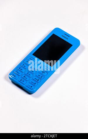 Vintage bleu Nokia 206 téléphone portable cellulaire isolé sur fond de studio blanc Banque D'Images