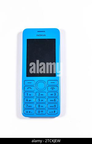 Vintage bleu Nokia 206 téléphone portable cellulaire isolé sur fond de studio blanc Banque D'Images