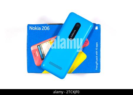 Un tout nouveau téléphone portable bleu Nokia 206 placé sur son emballage d'origine sur un fond blanc. Banque D'Images