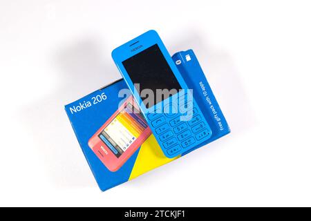 Vintage bleu Nokia 206 téléphone portable cellulaire isolé sur fond de studio blanc avec boîte Banque D'Images