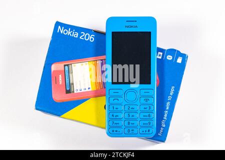 Vintage bleu Nokia 206 téléphone portable cellulaire isolé sur fond de studio blanc avec boîte Banque D'Images