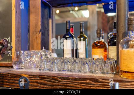 Image de fond d'un bar avec des verres à shot et de l'alcool Banque D'Images