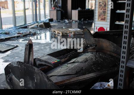 Un terminal bancaire dans un supermarché détruit. La guerre de la Russie contre l'Ukraine. Banque D'Images