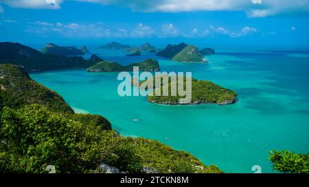 Image de paysage du parc marin national de Mu Ko Ang Thong, île de Samui, Thaïlande. Belle vue de dessus sur les îles tropicales. Banque D'Images