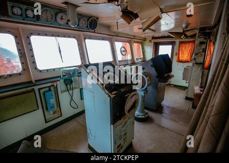 Passerelle de navigation et dispositif de commande sur un vieux navire abandonné. Banque D'Images