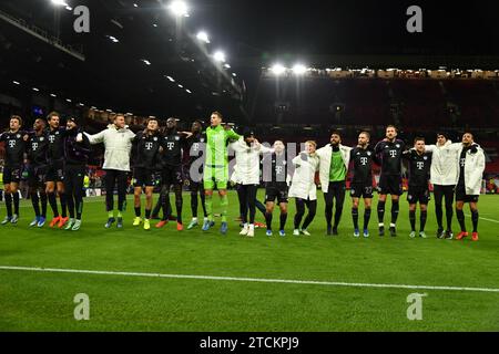 MANCHESTER, Angleterre 12. Décembre 2023 ; 1 Manuel NEUER, 2 Dayot UPAMECANO, 3 Minjae KIM, 6 Joshua KIMMICH, 8 Leon GORETZKA, 9 Harry KANE, 10 Leroy SANÉ, Sane, 11 Kingsley COMAN, 13 Eric Maxim CHOUPO-MOTING, 19 Alphonso DAVIES, 25 Thomas MUELLER, Müller, 27 Konrad LAIMER, 39 Mathys TEL, 40 Noussair MAZRAOUI, 41 Frans KRÄTZIG, Kraetzig, 42 Jamal MUSIALA, les joueurs du Bayern saluent leurs supporters après avoir remporté 1-0 en action lors de la Ligue des champions UEFA 2023 entre Manchester United et le Bayern Munich, Old Trafford, le 12 décembre 2023 - photo pour la presse ; photo d'Anthony STANLEY/ATP ima Banque D'Images