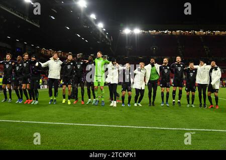 MANCHESTER, Angleterre 12. Décembre 2023 ; 1 Manuel NEUER, 2 Dayot UPAMECANO, 3 Minjae KIM, 6 Joshua KIMMICH, 8 Leon GORETZKA, 9 Harry KANE, 10 Leroy SANÉ, Sane, 11 Kingsley COMAN, 13 Eric Maxim CHOUPO-MOTING, 19 Alphonso DAVIES, 25 Thomas MUELLER, Müller, 27 Konrad LAIMER, 39 Mathys TEL, 40 Noussair MAZRAOUI, 41 Frans KRÄTZIG, Kraetzig, 42 Jamal MUSIALA, les joueurs du Bayern saluent leurs supporters après avoir remporté 1-0 en action lors de la Ligue des champions UEFA 2023 entre Manchester United et le Bayern Munich, Old Trafford, le 12 décembre 2023 - photo pour la presse ; photo d'Anthony STANLEY/ATP ima Banque D'Images