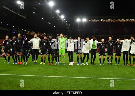 MANCHESTER, Angleterre 12. Décembre 2023 ; 1 Manuel NEUER, 2 Dayot UPAMECANO, 3 Minjae KIM, 6 Joshua KIMMICH, 8 Leon GORETZKA, 9 Harry KANE, 10 Leroy SANÉ, Sane, 11 Kingsley COMAN, 13 Eric Maxim CHOUPO-MOTING, 19 Alphonso DAVIES, 25 Thomas MUELLER, Müller, 27 Konrad LAIMER, 39 Mathys TEL, 40 Noussair MAZRAOUI, 41 Frans KRÄTZIG, Kraetzig, 42 Jamal MUSIALA, les joueurs du Bayern saluent leurs supporters après avoir remporté 1-0 en action lors de la Ligue des champions UEFA 2023 entre Manchester United et le Bayern Munich, Old Trafford, le 12 décembre 2023 - photo pour la presse ; photo d'Anthony STANLEY/ATP ima Banque D'Images