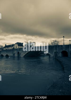 Paysage noir et blanc d'Abingdon Bridge , traverser la Tamise avec des nuages de tempête, Abingdon-on-Thames, Oxfordshire, Angleterre, Royaume-Uni, GO. Banque D'Images